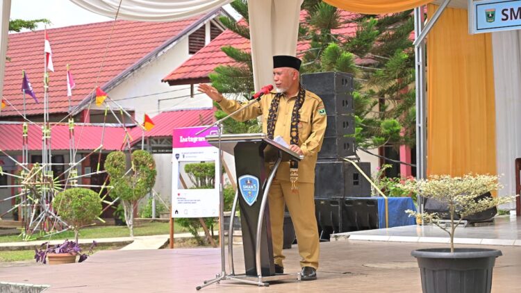 Gubernur Mahyeldi beri sambutan saat pembukaan SMA 5 Sumbar. (dok. adpsb)