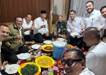 Gubernur Mahyeldi bersama dengan kepala daerah se-Sumbar saat istirahat makan di sela acara retret. (dok. adpsb)