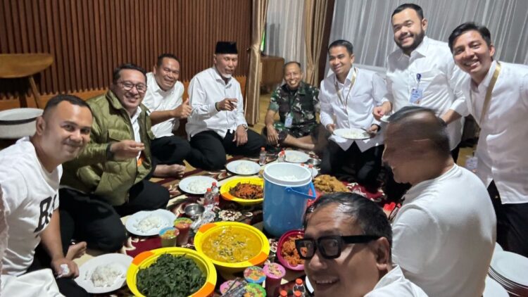 Gubernur Mahyeldi bersama dengan kepala daerah se-Sumbar saat istirahat makan di sela acara retret. (dok. adpsb)