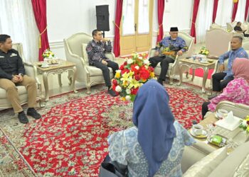 Gubernur Mahyeldi bertemu Kepala Ombudsman Sumbar yang baru. (dok. adpsb)
