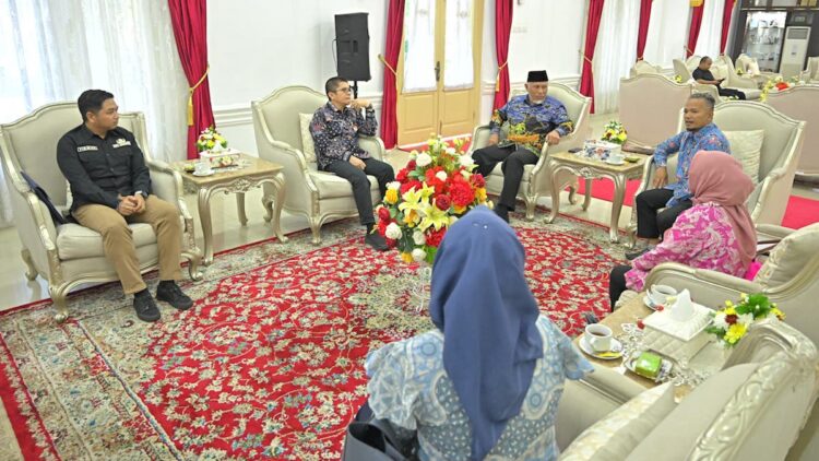 Sambut Kepala Ombudsman Sumbar yang Baru, Gubernur Mahyeldi Bahas Proyeksi Layanan Publik 1 Gubernur Mahyeldi bertemu Kepala Ombudsman Sumbar yang baru. (dok. adpsb)