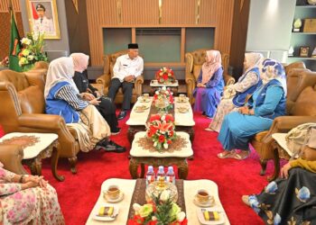 Gubernur Sumbar Mahyeldi bertemu pengurus Ikatan Wanita Pengusaha Indonesia (IWAPI). (dok. adpsb)