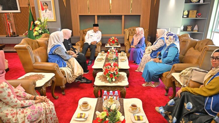 Gubernur Sumbar Gandeng Organisasi IWAPI untuk Perluas Pasar UMKM Lokal 1 Gubernur Sumbar Mahyeldi bertemu pengurus Ikatan Wanita Pengusaha Indonesia (IWAPI). (dok. adpsb)