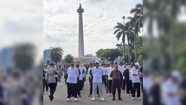 Mahyeldi-Vasko Kompak Kenakan Baju Putih Saat Gladi Kotor Pelantikan di Monas 1 Gubernur Mahyeldi dan Vasko kompak pakai baju putih di gladi kotor acara pelantikan kepala daerah. (dok. adpsb)