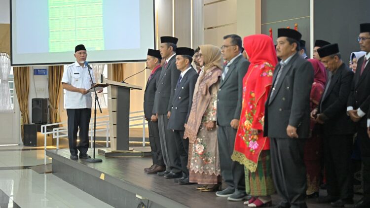 Gubernur Mahyeldi Lantik Pengurus Baru MKKS SMP Sumbar Periode 2025-2027 1 Gubernur Mahyeldi melantik pengurus baru MKKS SMP periode 2025-2027. (dok. adpsb)