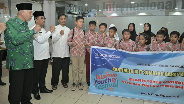 Gubernur Mahyeldi melepas keberangkatan JSIT Sumatera Barat di BIM. (dok. adpsb)