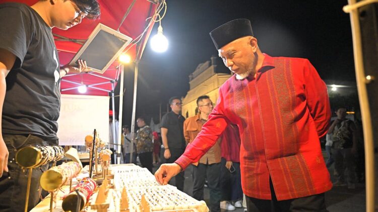 Gubernur Mahyeldi Buka Festival Siti Nurbaya dan Cap Go Meh 2025 1 Gubernur Mahyeldi melihat kerajinan yang dijual di Festival Siti Nurbaya. (dok. adpsb)