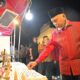 Gubernur Mahyeldi melihat kerajinan yang dijual di Festival Siti Nurbaya. (dok. adpsb)