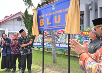 Gubernur Mahyeldi resmikan BLUD BKOM. (dok. adpsb)