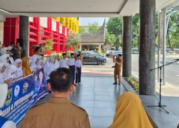 Gubernur Mahyeldi Salurkan MBG untuk Siswa di Kota Padang 8 Gubernur Mahyeldi serahkan MBG untuk pelajar. (dok. adpsb)