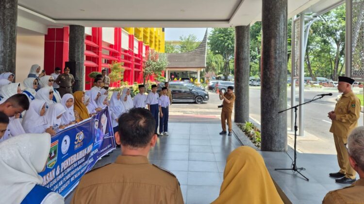 Gubernur Mahyeldi Salurkan MBG untuk Siswa di Kota Padang 1 Gubernur Mahyeldi serahkan MBG untuk pelajar. (dok. adpsb)