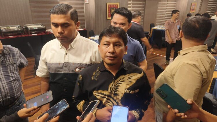 Silahturahmi dengan Pengurus se-Sumbar, Kolaborasi Anandya Dipo Pratama dan Hamdanus Gaet Dukungan untuk KONI Sumbar 1 Hamdanus-Anandya Dipo saat diwawancarai wartawan usai acara silaturahmi dengan jajaran pengurus KONI se-Sumbar. (dok. Radarsumbar)