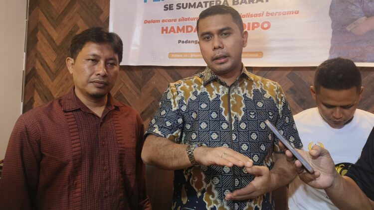 Hamdanus-Dipo beri keterangan pers usai pertemuan dengan Pengprov cabor se-Sumbar. (dok. Radarsumbar)