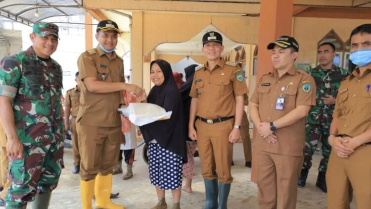 Antisipasi Kelangkaan Pangan dan Bencana Alam, Pemkab Pasaman Siapkan 61 Ton Cadangan Beras 1 Bupati Pasaman, Sabar AS bersama jajaran saat memberikan bantuan pangan kepada korban banjir di Lubuk Sikaping beberapa waktu lalu.ANTARA/dok. Heri Sumarno