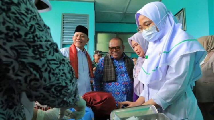 Bupati Pasaman, Sabar AS bersama jajaran Dinas Kesehatan saat melakukan pengecekan layanan kesehatan di salah satu Puskesmas didaerah itu.ANTARA/Heri Sumarno