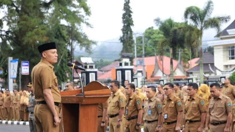 Bupati Pasaman, Sabar AS dihadapan jajaran ASN.(ANTARA/ Heri Sumarno).