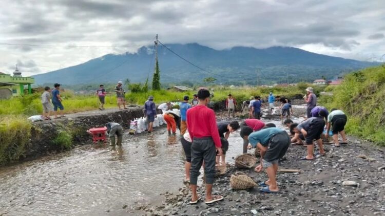 Warga Lereng Gunung Marapi Perkuat Mitigasi Bencana, Fokus pada Evakuasi dan Pemantauan Dini 1 Masyarakat di lereng Gunung Marapi melakukan penataan aliran sungai sebagai upaya mitigasi bencana (Antara/Al Fatah)
