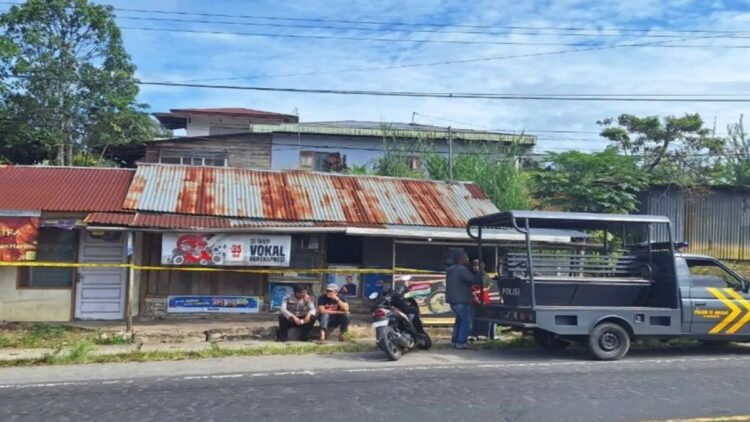 Kepolisian Polresta Bukittinggi melakukan olah TKP kasus pencurian dengan kekerasan di Lundang, Kabupaten Agam. Polisi masih memburu pelaku hingga saat ini. (Antara/Al Fatah)