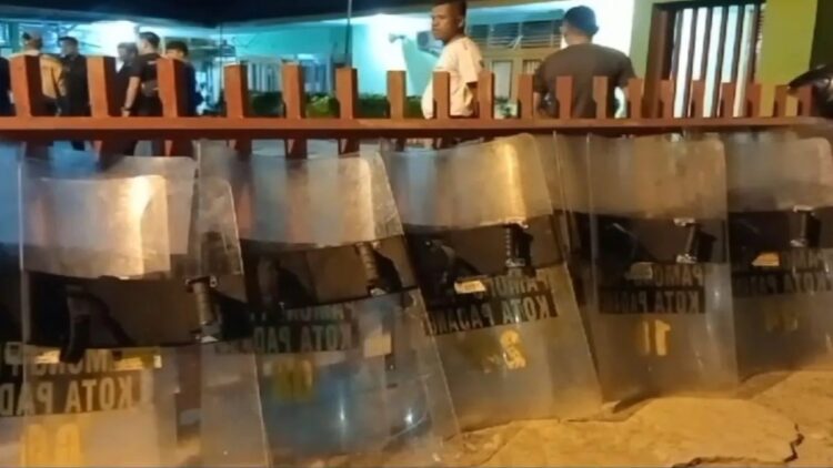 Penertiban PKL di Permindo Padang Ricuh, Bentrokan Timbulkan Korban di Kedua Belah Pihak 1 Penertiban pedagang kaki lima di Permindo Padang. (Foto: Ist)