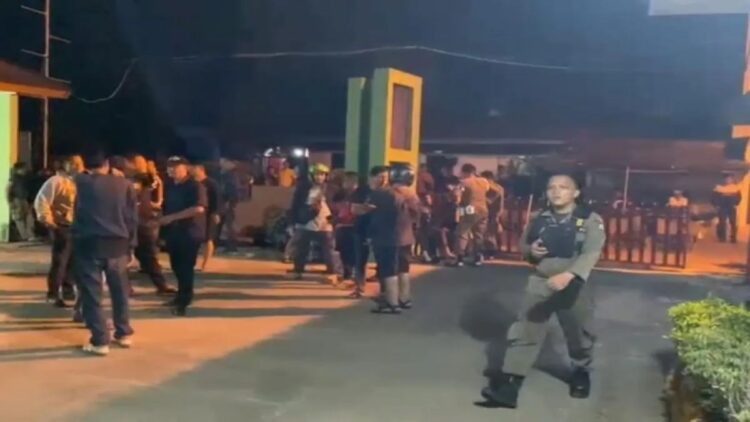 Polisi tangani kerusuhan di Kantor Satpol-PP Padang. (Foto: Ist)