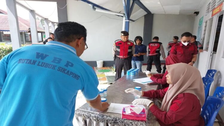 Rutan Lubuk Sikaping Perketat Pengawasan Cegah Peredaran Narkotika 1 Pelaksanaan tes urine di Rutan Kelas IIB Lubuk Sikaping.ANTARA/HO-Rutan Kelas IIB