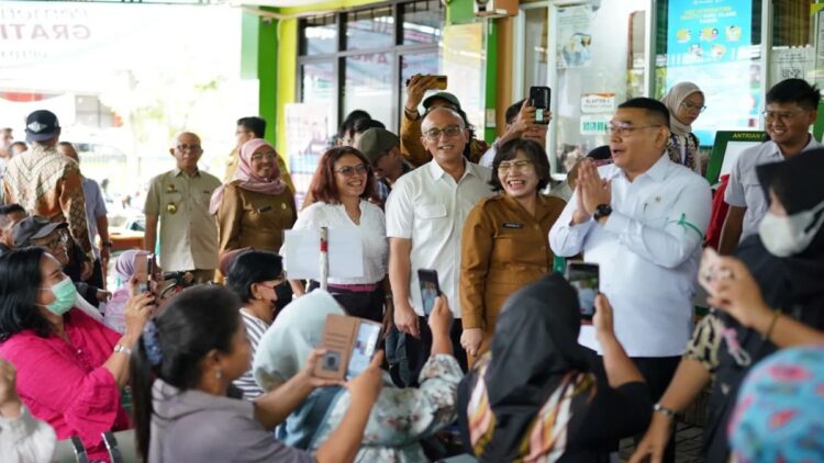 Wakil Menteri ATR/BPN Ossy Dermawan saat meninjau peluncuran program cek kesehatan gratis saat ulang tahun di Puskesmas Jatimulya Tambun Selatan, Kabupaten Bekasi, Jawa Barat, Senin. (ANTARA/Pradita Kurniawan Syah).
