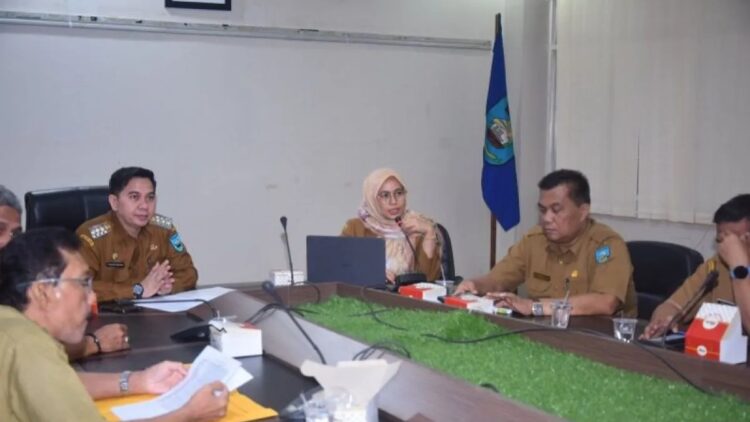 Penjabat (Pj) Wali Kota Sawahlunto Fauzan Hasan dan Kadinkes Ranu Vera Mardianti membahas pelaksanaan cek kesehatan gratis, Senin. (Antarasumbar/Yudha Ahada)