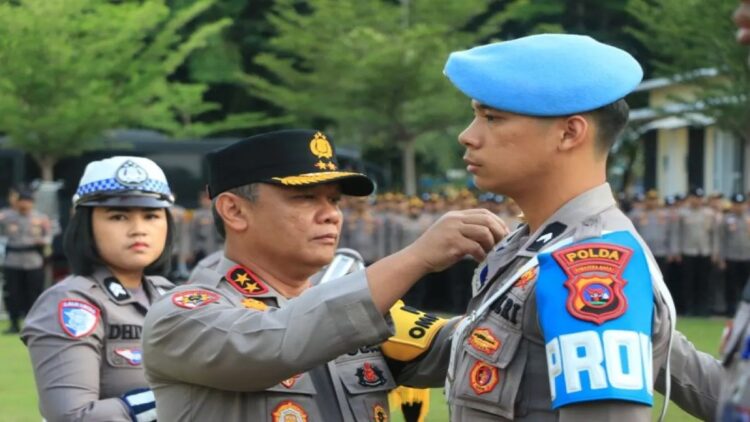 Kapolda Sumbar Terbitkan 8 Langkah Operasi Singgalang 2025 untuk Jamin Keselamatan Lalu Lintas 1 Kapolda Sumbar Irjen Pol Gatot Tri Suryanta memimpin upacara tanda dimulainya Operasi Singgalang 2025. (Foto: Dok. Ist)