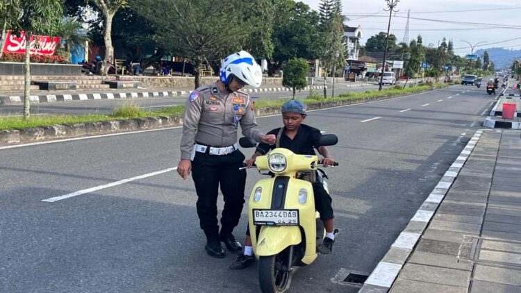 54 Pengendara Dikenakan Sanksi Hari Pertama Operasi Keselamatan Singgalang 2025 di Pasaman 1 Jajaran Satlantas Polres Pasaman saat melakukan penindakan bagi pelanggar tertib lalu lintas di Jalan Sudirman Lubuk Sikaping, Senin(10/2/2025). ANTARA/Heri Sumarno