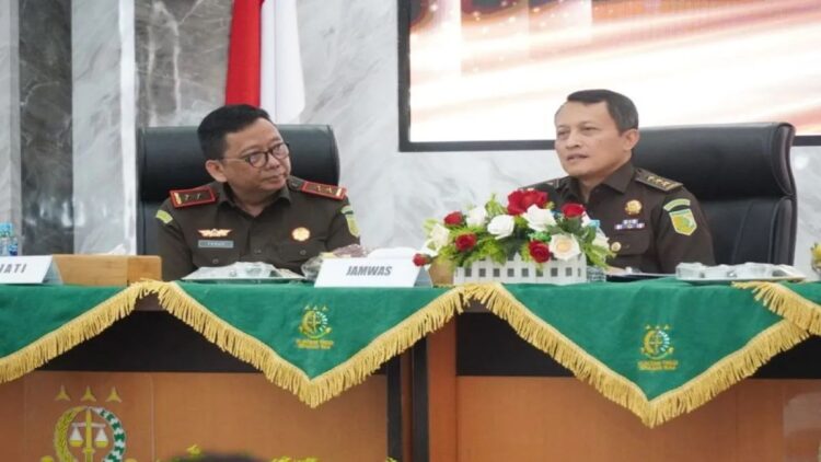 Jamwas Kejaksaan Agung Tegaskan Pentingnya Pengawasan untuk Cegah Penyalahgunaan Wewenang 1 Kepala Kejaksaan Tinggi Kepulauan Riau Teguh Subroto (kiri) berbincang dengan Jaksa Agung Muda Bidang Pengawasan Kejaksaan Agung Rudi Margono (kanan) dalam kegiatan inspeksi pimpinan di Tanjungpinang, Rabu (12/2/2025). (ANTARA/HO-Kejati Kepri)