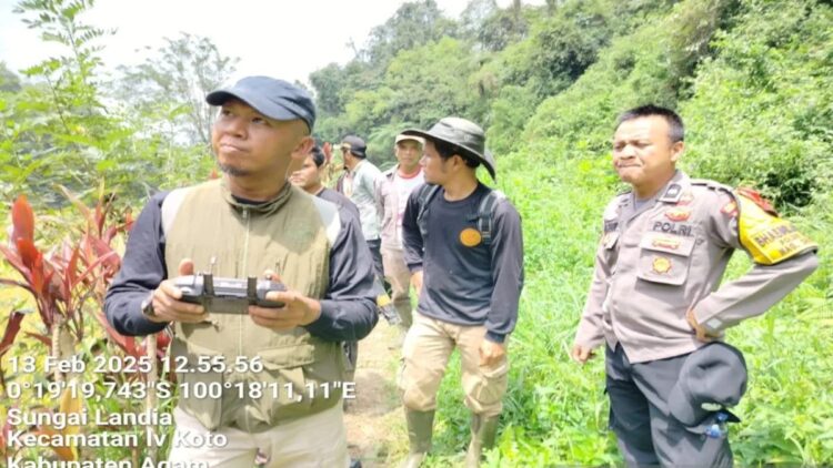 Petugas BKSDA Sumbar sedang menerbangkan drone thermal memantau beruang madu, Kamis (13/2). Dok Antara/Yusrizal