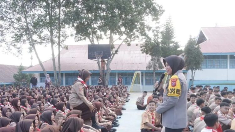 Kapolresta Bukittinggi, Kombes Pol Yessi Kurniati saat memberikan pengarahan dan sosialisasi terkait tertib lalu lintas dan antisipasi kenakalan remaja di SMA Banuhampu (Antara/Al Fatah)