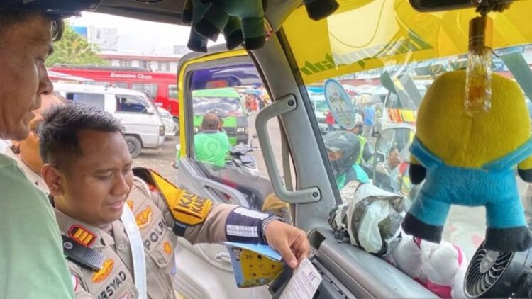 Kasat Lantas Polresta Bukittinggi, AKP Muhammad Irsyad saat melakukan pengecekan kendaraan di Terminal Aur Kuning, Kota Bukittinggi, Kamis (13/2). Pengecekan dilaksanakan dalam rangka Operasi Keselamatan Berlalulintas Singgalang 2025 dan memastikan keselamatan berkendara. (Antara/Al Fatah)