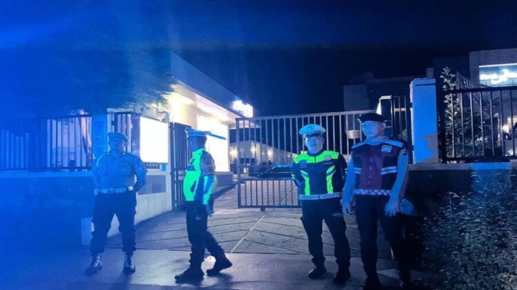 Polres Agam Gelar Blue Light Patrol Antisipasi Keamanan di Jam Rawan 1 Personel Polres Agam sedang berada di salah satu bank di Lubuk Basung untuk memantau keamanan dan ketertiban masyarakat di daerah itu. Dok HO/Humas Polres Agam