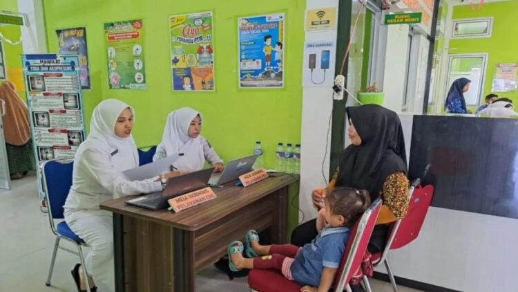 Tenaga kesehatan di Puskesmas Simpang Empat Kabupaten Pasaman Barat saat melakukan cek pemeriksaan kesehatan gratis pada Senin (17/2/2025). ANTARA/HO-Dinas Kominfo Pasaman Barat.