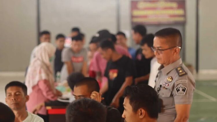 Lapas Bukittinggi Gelar Skrining HIV/AIDS untuk Warga Binaan, Fokus Deteksi Dini Penyakit Menular 1 Warga Binaan Pemasyarakatan (WBP) Lapas Bukittinggi saat melakukan pemeriksaan kesehatan (Antara/Al Fatah)