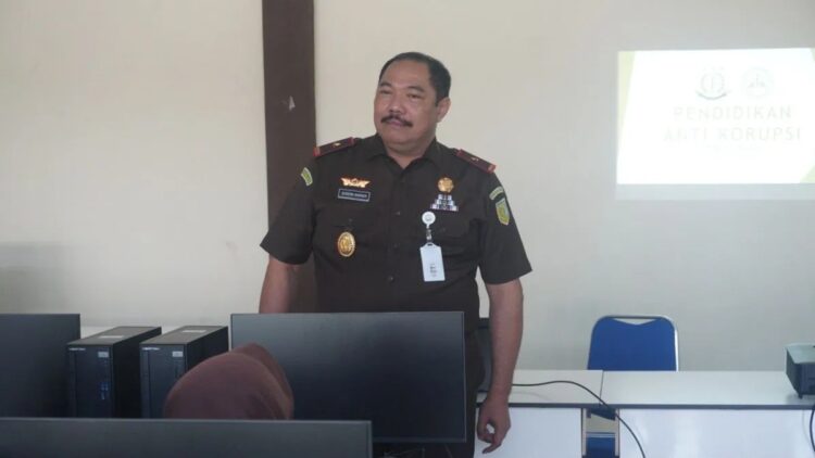 Wakajati Sumbar Sugeng Hariadi saat mengajar di SMKN 5 Padang pada Selasa (18/2). ANTARA/FathulAbdi