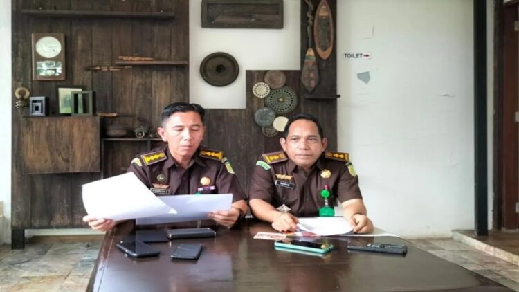 Kejati Sumbar Awasi Pengelolaan Dana Desa 2025, Terapkan Aplikasi Kawa Daun untuk Transparansi 1 Asisten Intelijen Kejati Sumbar Eka Efendri Saputra didampingi Kepala Seksi Penerangan Hukum M Rasyid saat jumpa pers di Padang, Rabu (19/2). ANTARA/FathulAbdi