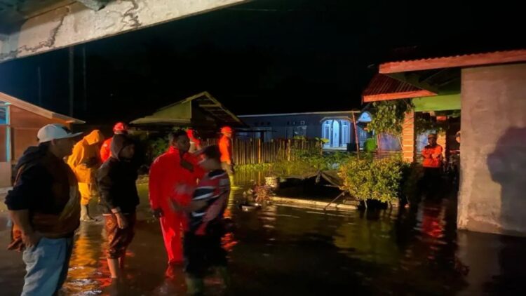 Banjir Terjang 32 Rumah di Agam, BPBD Pastikan Tidak Ada Korban Jiwa 1 Satgas BPBD Agam sedang melakukan pendataan dampak banjir. Dok HO/BPBD Agam