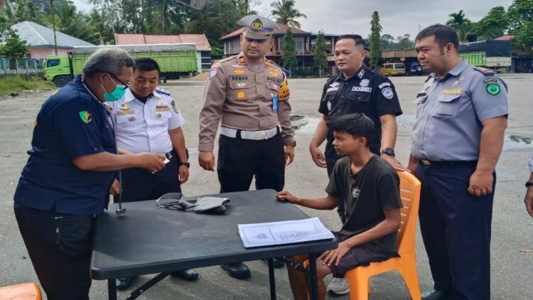 Cegah Narkotika di Jalan Raya, Polisi Gelar Tes Urine bagi Supir dan Penumpang di Pasaman 1 Jajaran Satlantas Polres Pasaman saat melaksanakan tes urine dan kesehatan supir angkutan di terminal Benteng, Kecamatan Lubuk Sikaping, Rabu (19/2/2025).ANTARA/Heri Sumarno