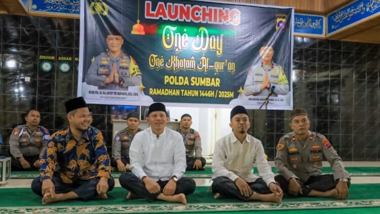 Bupati Pasaman Sabar AS bersama jajaran Polres saat launching one day one khatam Al-Quran di Masjid Al-Ikhlas Bhayangkara Lubuk Sikaping, Jumat (28/2/2025).ANTARA/Heri Sumarno