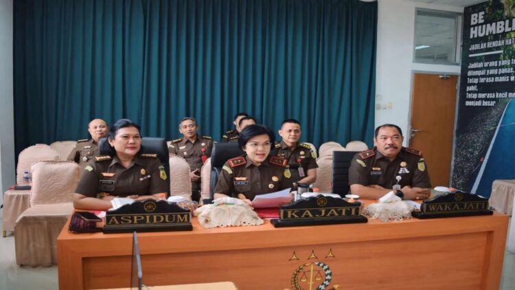 Kejati Sumbar Usulkan Tersangka Penadahan di Dharmasraya Terima Keadilan Restoratif 1 Kajati Sumbar Yuni Daru WInarsih bersama jajaran mengikuti ekspos bersama Direktur A Jampdum Kejagung secara virtual dari Padang pada Rabu (21/2). ANTARA/HO-KejatiSumbar