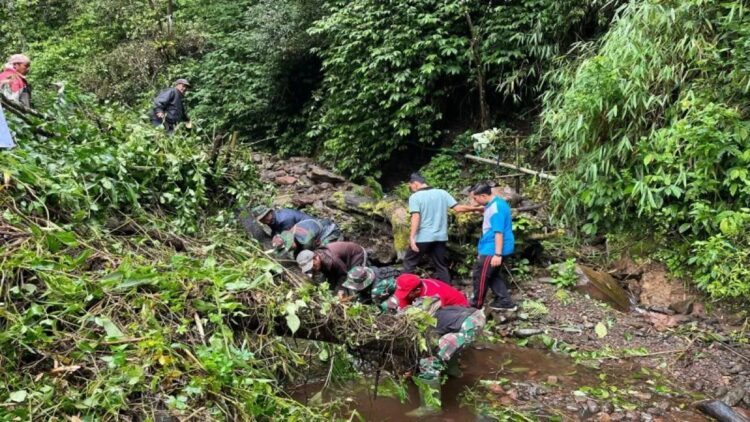 Satgas TMMD Agam Bersama Warga Bersihkan Sungai Antisipasi Banjir Musim Hujan 1 Masyarakat dan Satgas TMMD Kodim 0304/Agam membersihkan aliran sungai di Kabupaten Agam antisipasi banjir. (Antara/Al Fatah)