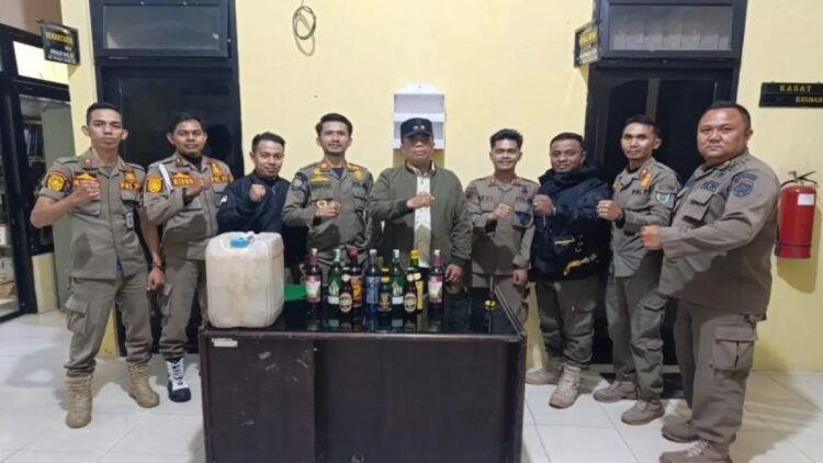 Satpol PP Pasaman Gencar Amankan Minuman Beralkohol dalam Operasi Pekat Menjelang Ramadhan 1 Hasil operasi Satpol PP Damkar Pasaman disejumlah titik jelang Ramadhan, Jumat (28/2/2025).ANTARA/Heri Sumarno