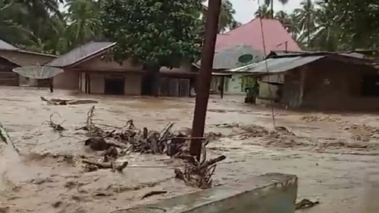 Banjir melanda Kampung Kubu Sungkai, Jorong llI Rambah, Nagari Lansek Kodok, Kecamatan Rao Selatan, Kabupaten Pasaman dilanda banjir, Kamis (27/2/2025).ANTARA/Heri Sumarno