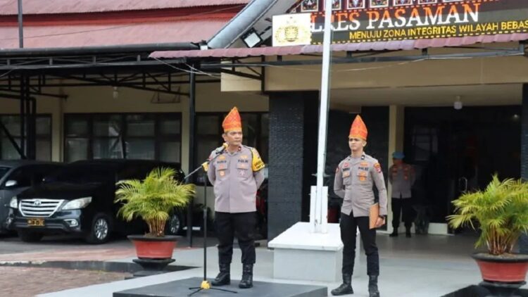 Polres Pasaman Ingatkan Jajaran Jaga Netralitas, Pengamanan Diperketat Jelang PSU Pilkada 1 Kabag Ops Polres Pasaman Kompol Budi Hendra dihadapan jajaran PJU, perwira dan Bintara di Mako Polres Pasaman, Rabu (26/2/2025).ANTARA/Heri Sumarno