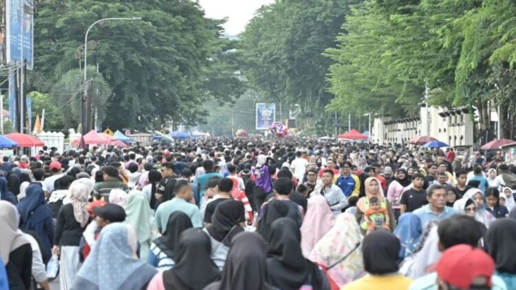 Arsip - Ajang CFD di Padang dimanfaatkan oleh ribuan masyarakat untuk berolahraga. Kegiatan itu juga memberikan ruang bagi UMKM untuk mempromosikan dan menjual produk. ANTARA/HO-Biro Adpim Sumbar