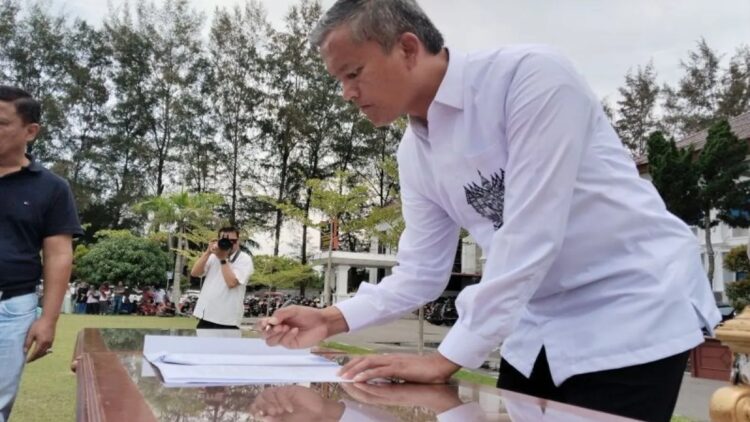 Pj Wako Pariaman Klarifikasi Gagalnya 420 Guru PPG dalam Seleksi PPPK 1 Penjabat Wali Kota (Wako) Pariaman, Sumatera Barat (Sumbar) Roberia menandatangani berita acara pelantikan ratusan tenaga honorer menjadi PPPK seleksi tahap I di Pariaman, Rabu. ANTARA/Aadiaat M. S.