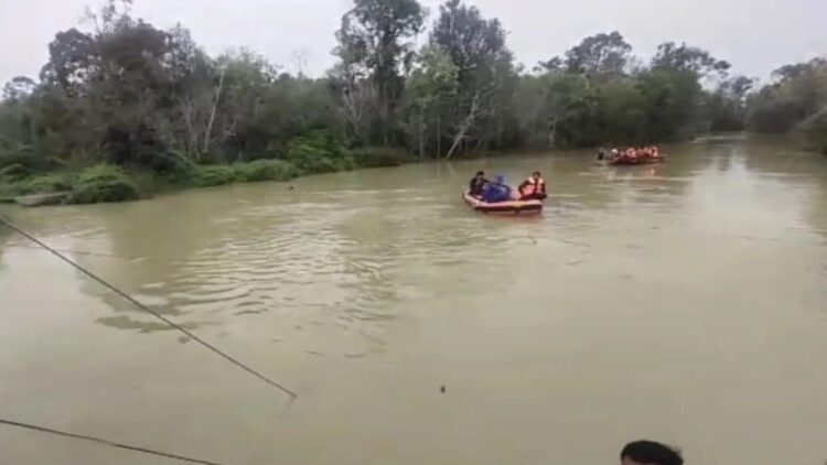 Polda Riau Desak PT ERB Tanggung Jawab atas Kecelakaan Maut di Sungai Segati, 15 Tewas 1 Kondisi Sungai Segati di Pelalawan yang menjadi tempat terjatuhnya truk perusahaan yang mengakibatkan 15 orang tewas, Senin (24/2/2025). ANTARA/HO-Polda Riau.