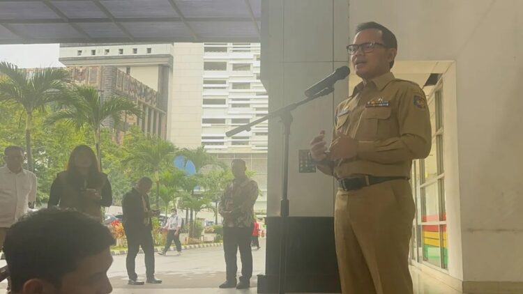 Wamendagri Bima Arya Sugiarto (kanan) dalam konferensi pers di Kantor Kemendagri, Jakarta, Senin (17/2/2025). (ANTARA/Rio Feisal)